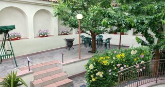 Courtyard – terraced amphitheatrical garden