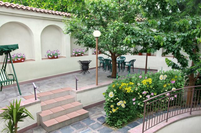 Courtyard &#8211; terraced amphitheatrical garden